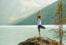 femme qui fait son yoga devant un lac